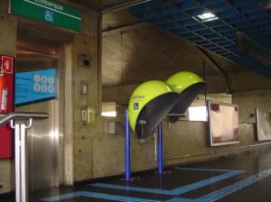 Telefone Público metro SP por Renata Melo